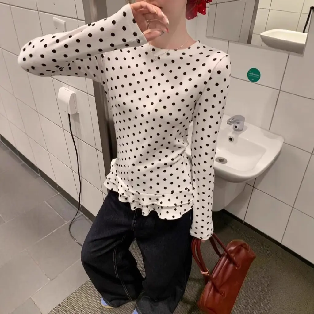 

Women's White Long-Sleeved T-shirt Sweet Style Wave Dot Print Ruffled Hem Elegant Slimming Base Shirt for Spring