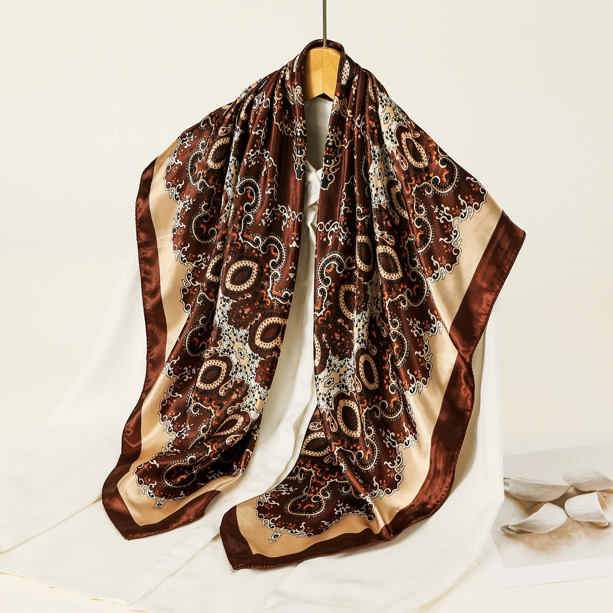 Modisches Paisley-Print-Kerchief, Damen-Haarschal, Seiden-Stirnband, Bandana, Kopftücher, quadratische Hijab-Schals für Damen – Detail 3