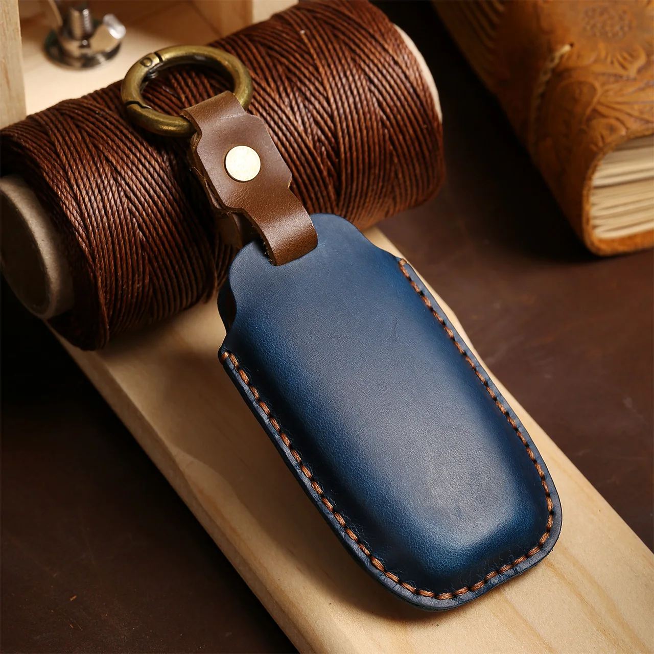 Leather Car Key Case Cover For Audi A4L A5 Q7 TT TTS A3 A4 B9 A6 A7 4K A8 E-tron Q5 Q8 C8 D5 SQ8 Car Keychain