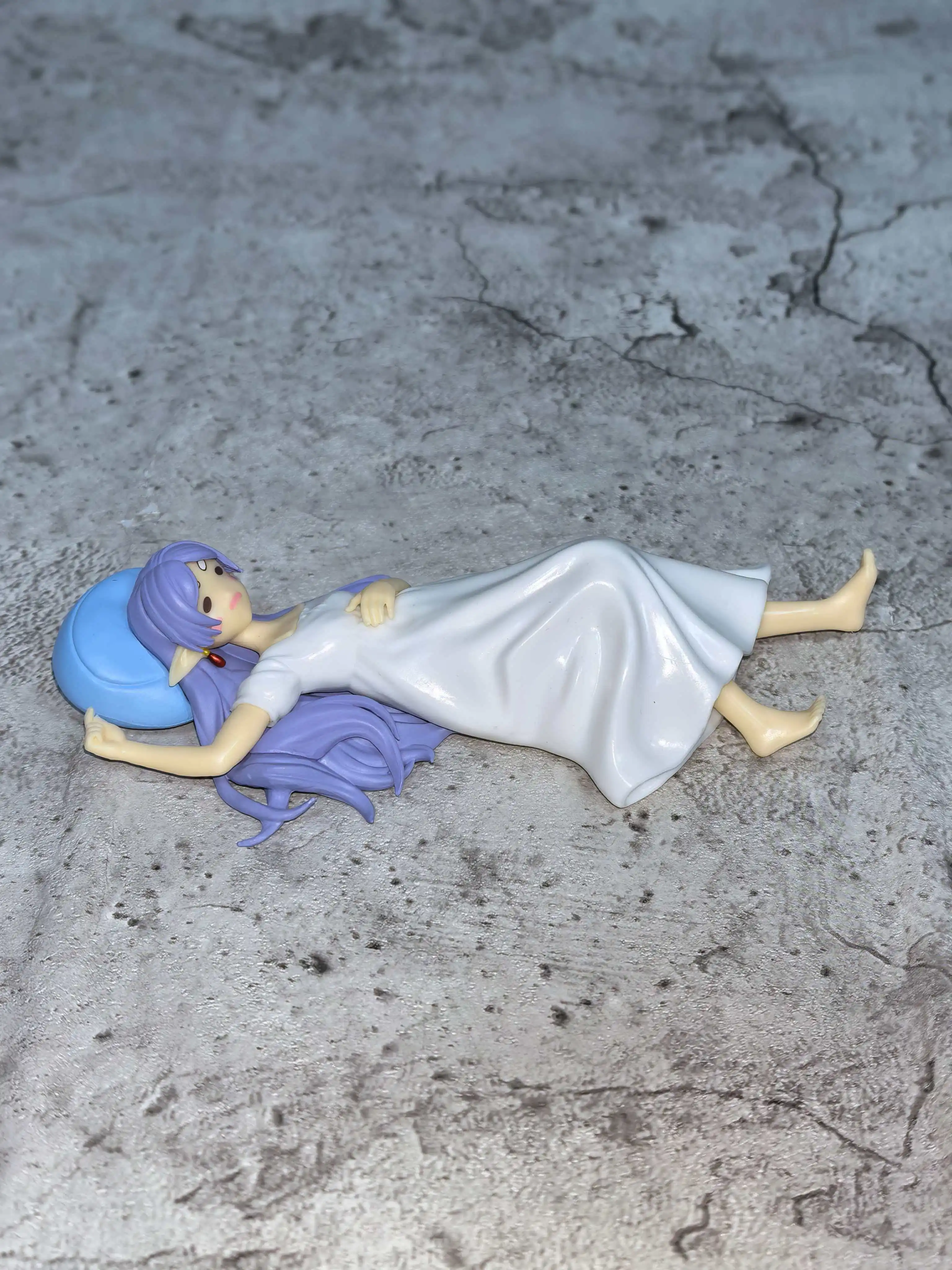 Figure anime Frieren da 17 cm Modello carino posizione addormentata collezione di giocattoli action figure bambole