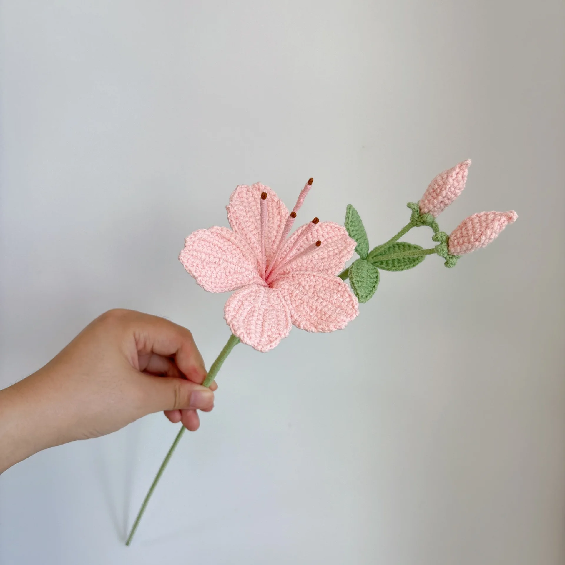 Gehäkelte Blumenkreation, kreative künstliche Rhododendron-Blume, handgefertigte Strickblume, für Hochzeiten, Partys, zur Dekoration von Räumen, als Geschenk. – Detail 4