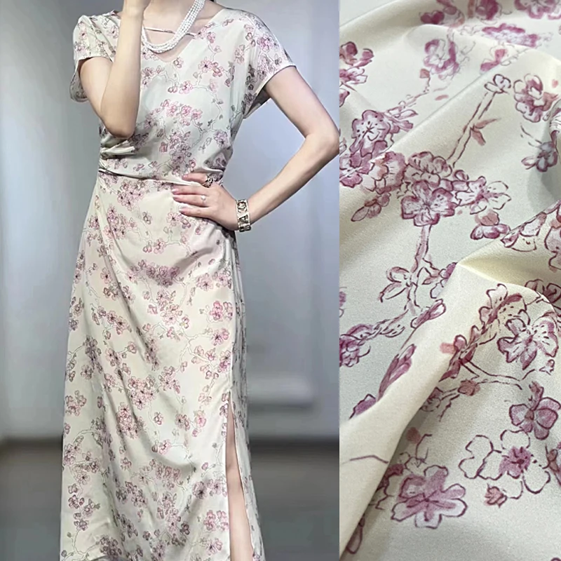 

Эластичная Удобная Шелковая ткань крепдешина-розовый цветочный принт на белом дизайне, ткань для летних платьев и брюк D1497