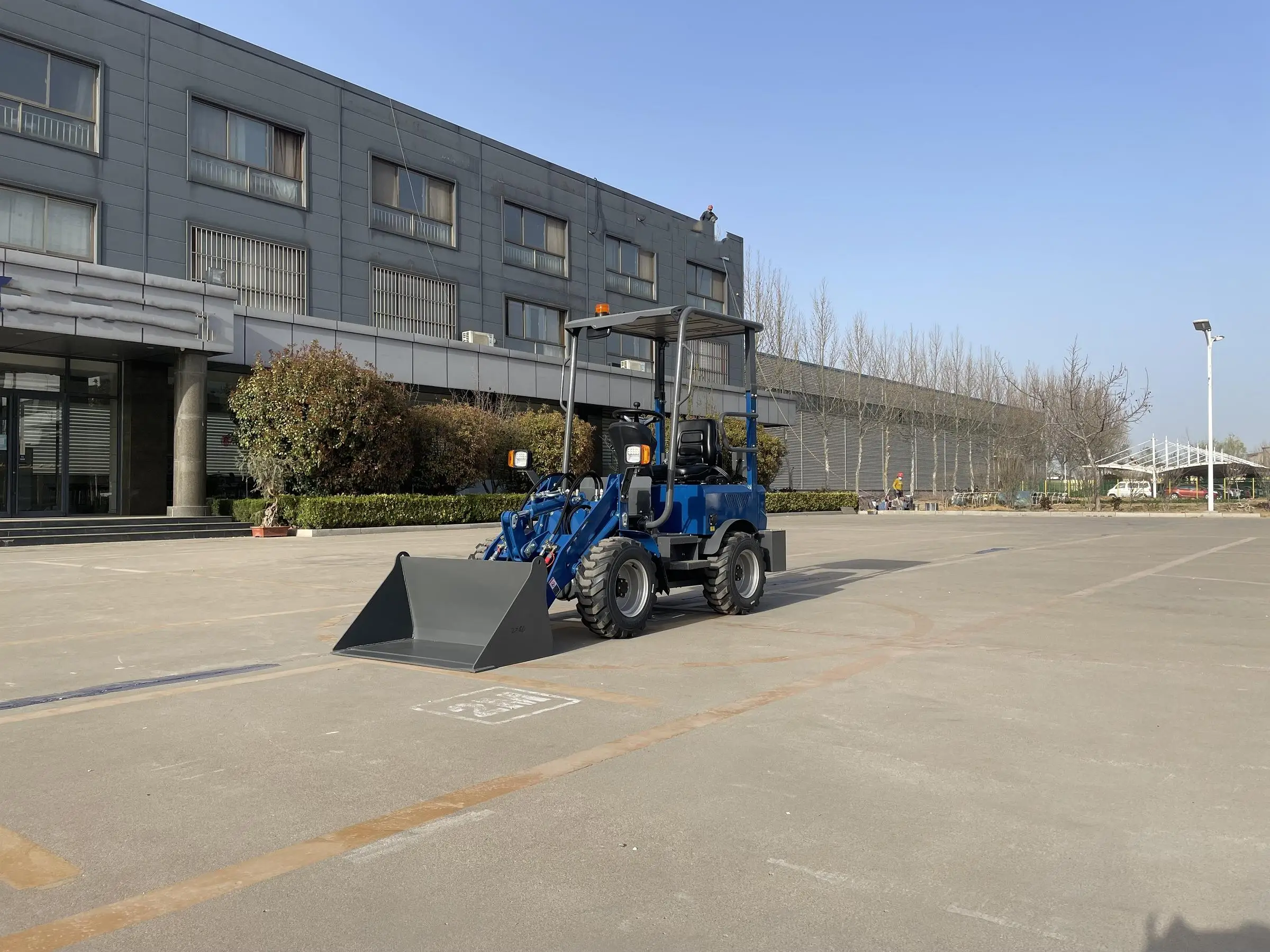 Hot Sale small farm electric mini wheel loader 400kg 800kg 1 ton 4x4 Factory customized electric front loader 4x4 Electric Front