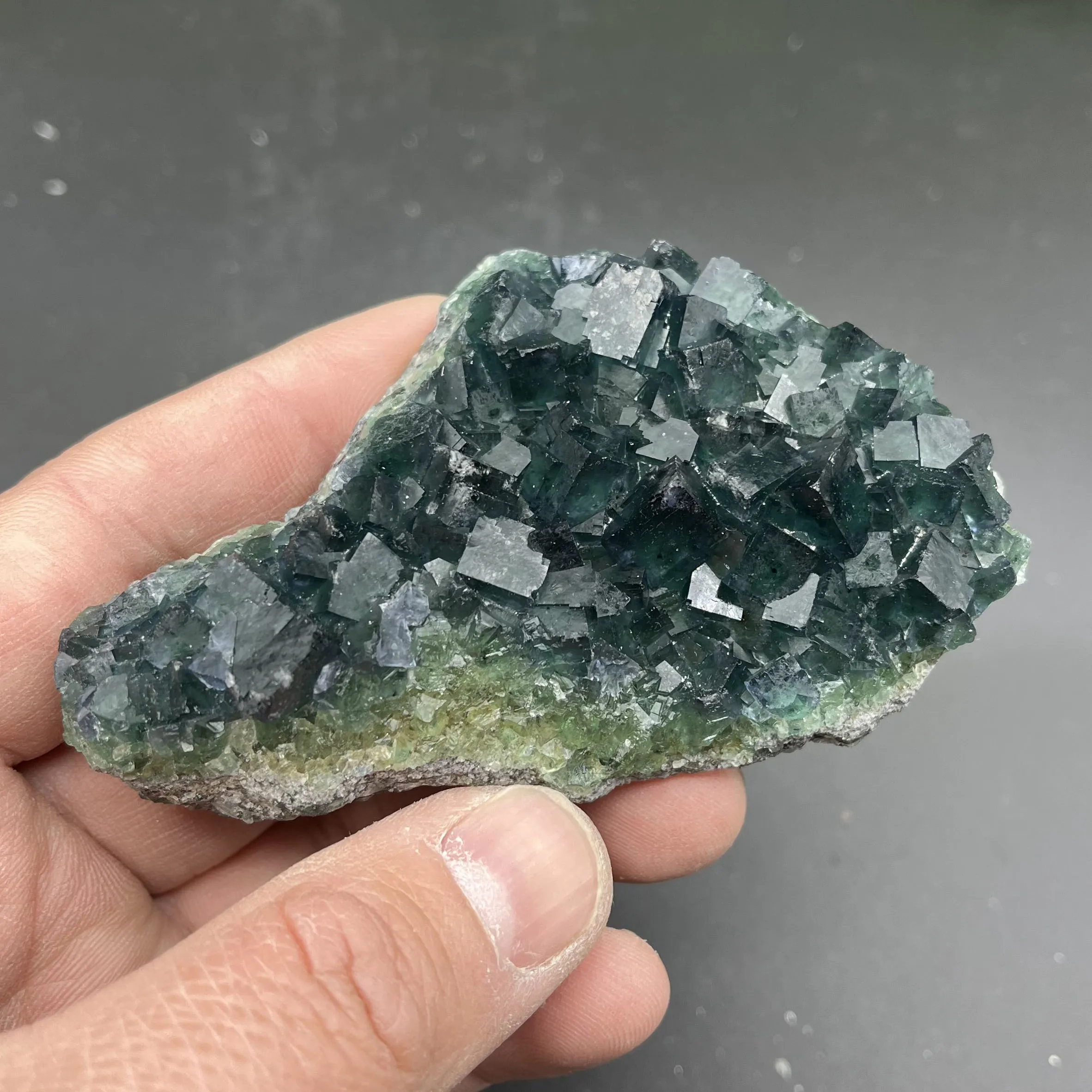 100% Natural Stone Green Fluorite Mineral Crystal Specimen Cluster Crystal Stone Healthy Energy Healing Stone Decoration