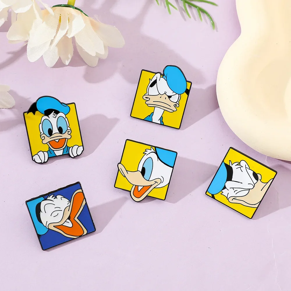 5 pezzi Disney Anime Periferico Cartoon Paperino Distintivo in metallo Spille per studentesse Accessorio Zaino Decorazione Festival Regalo