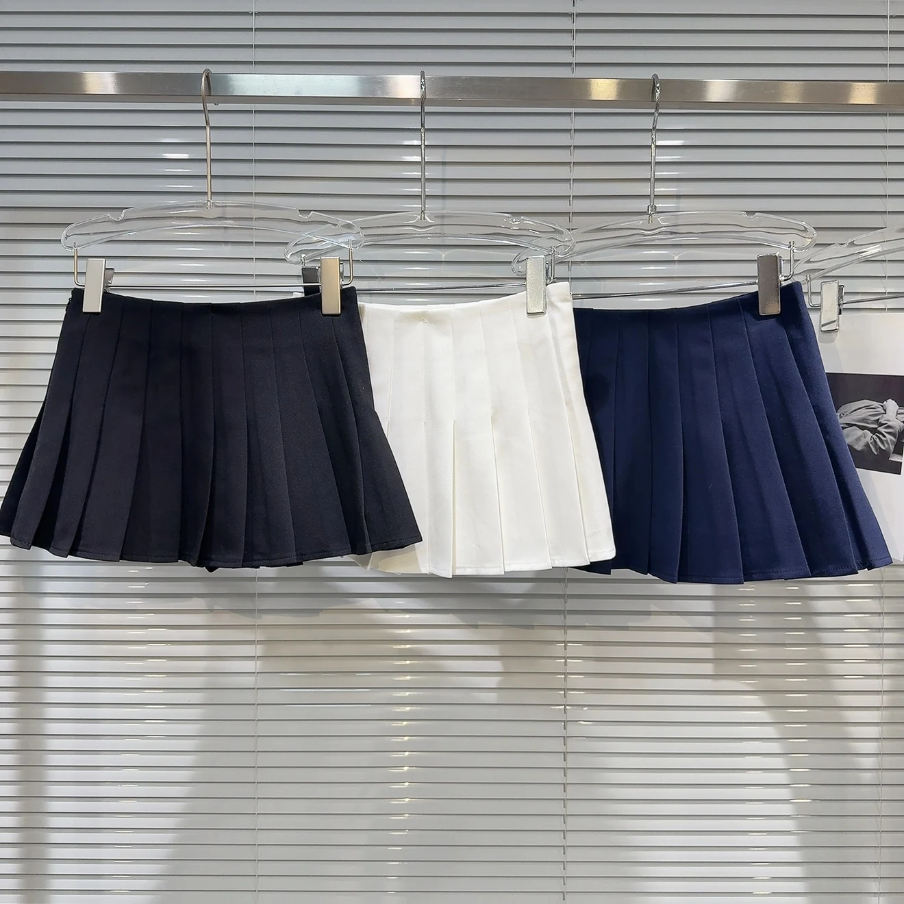 

Милая юбка в стиле преппи с внутренней защитой от воздействия плиссированной юбкой. Женская полиэфирная юбка со средней талией.