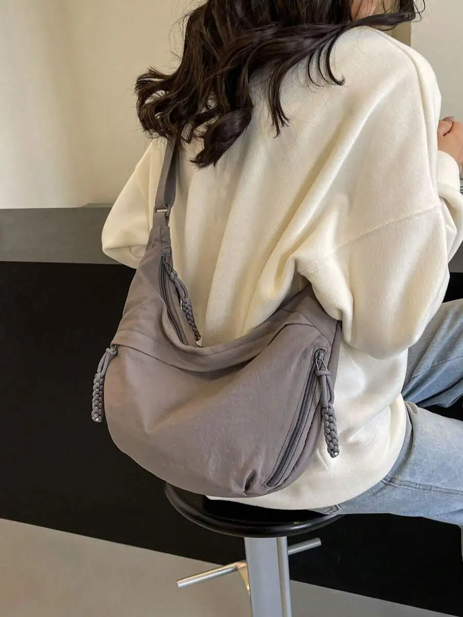 

Серая нейлоновая повседневная сумка через плечо с плетеными ручками-молниями и широким ремнем