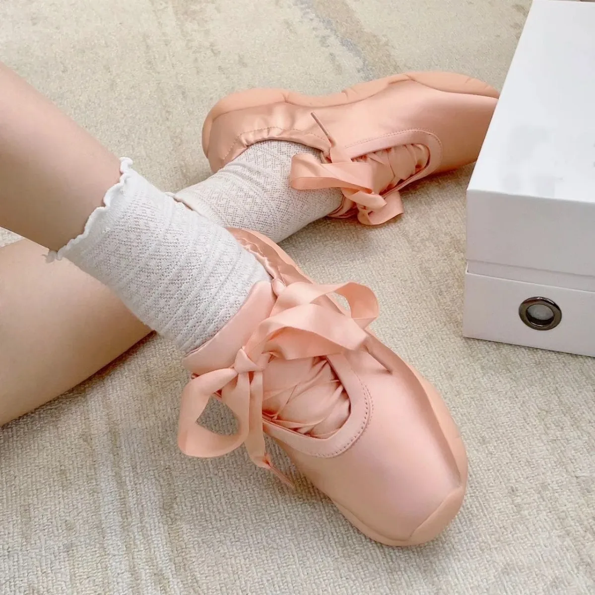 2024 Women Toe Shoe Girl Fashion Sport Pink Training Shoes Leisure Bandage Dancing Everyday Stylist Luxury Silver Fitness Yoga
