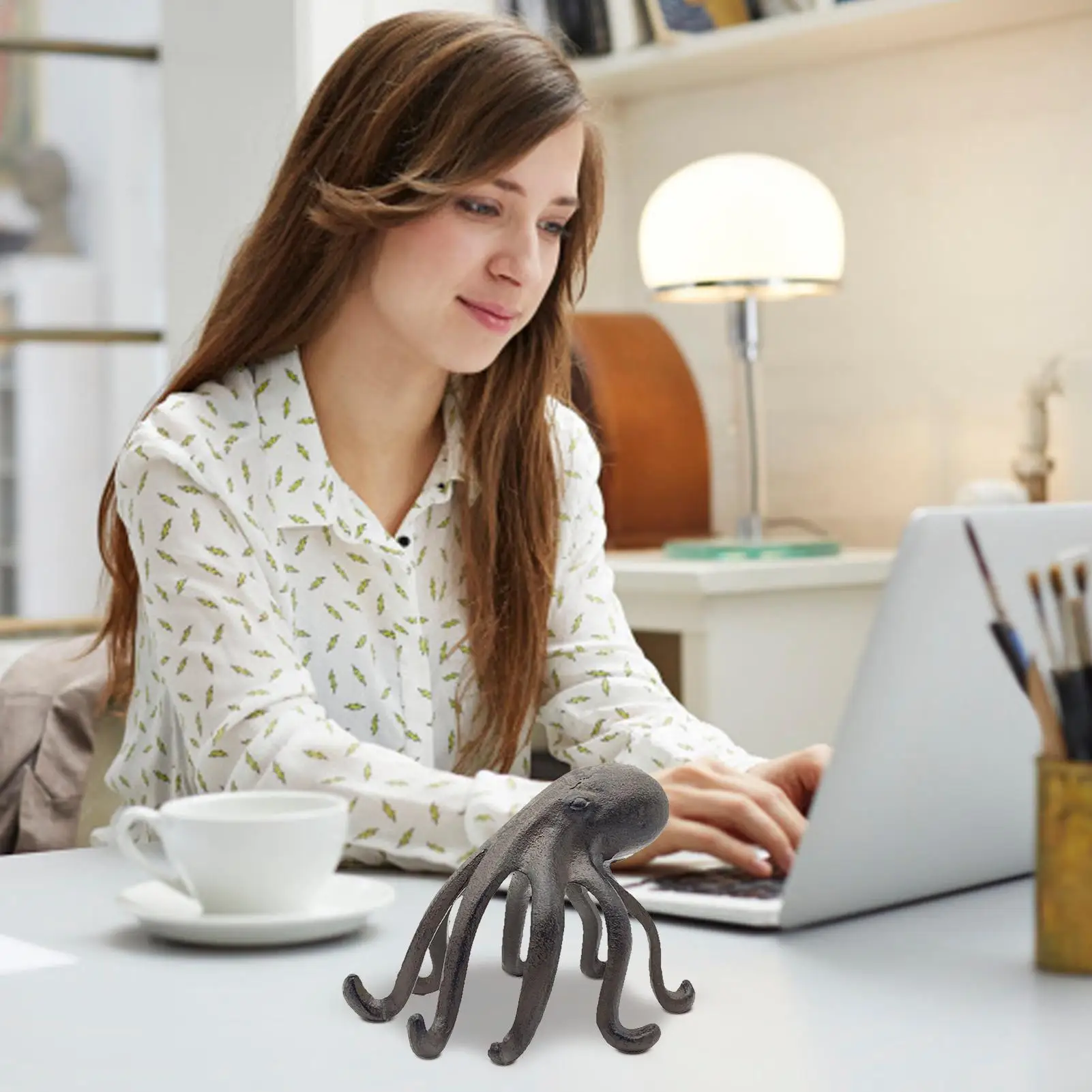 Retro Animal Cell Phone Holder Creative Decorative Octopus Statue for Bookshelf Living Room Office Desktop decor Souvenir Gift