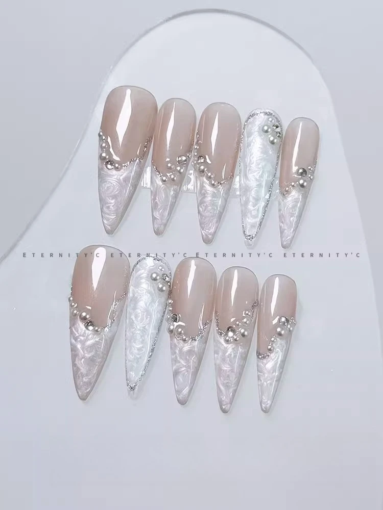 Perlmutterfalter mit Strasssteinen, Nagelkunst, mit Nagelschale und Gewinde, glänzend, hautfarben, französisch, handgefertigt