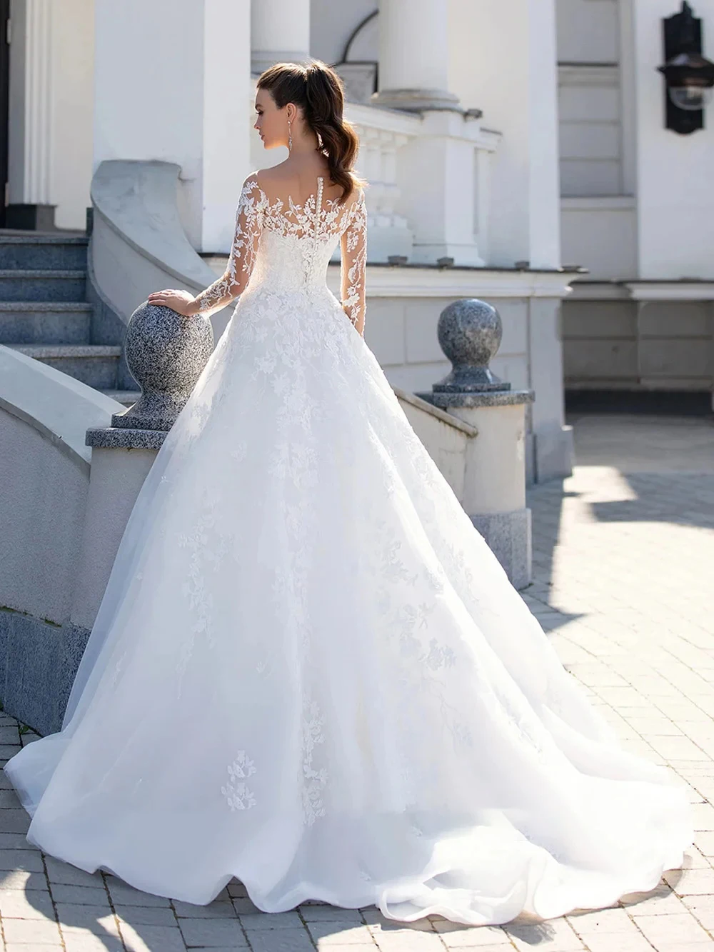 Illusion Neck Ball Gown Wedding Dress Long Lace Sleeve Ivory Sweep Train Romantic Tulle Applique Bridal Gown Customized Women