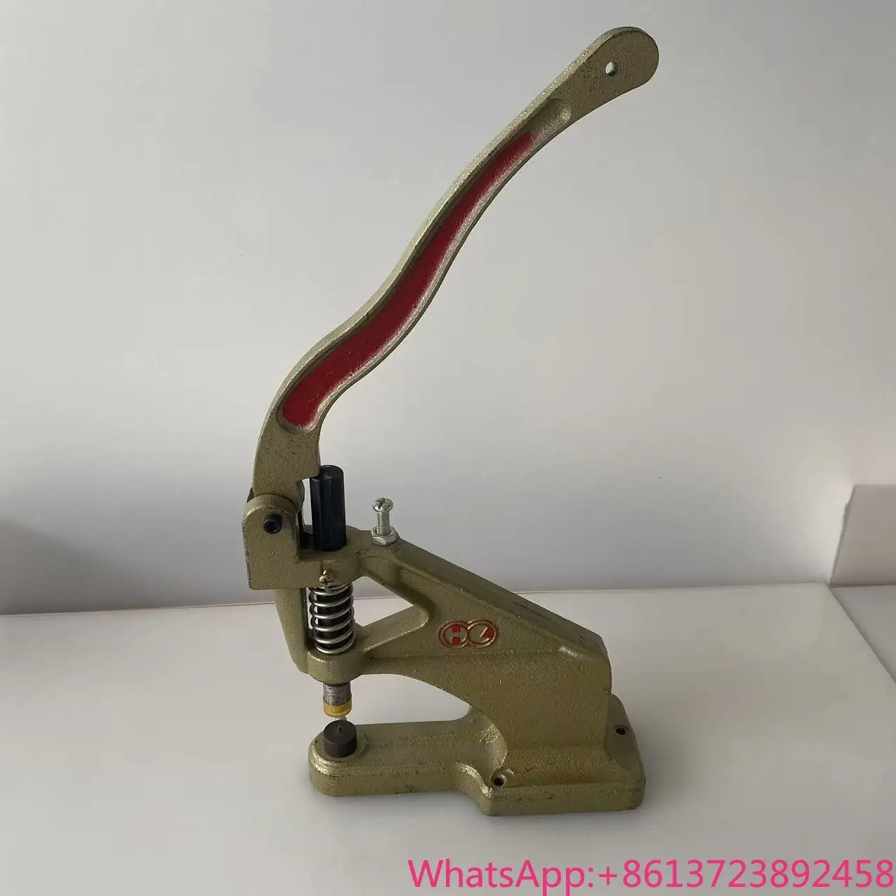 

Пресс для клепки квадратных пряжек протезов и ортопедических изделий