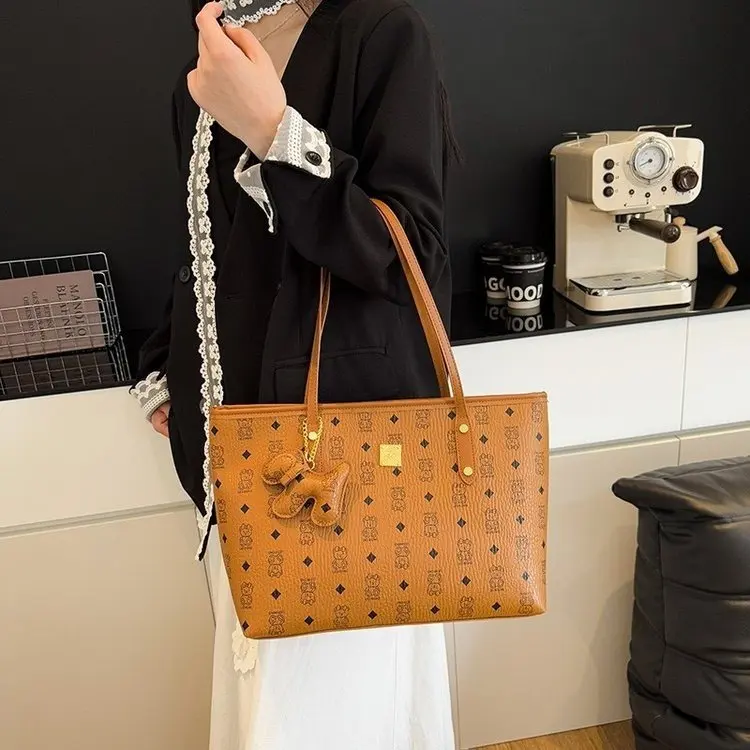 

Женская сумка 2026: Новая модная вместительная сумка-тоут в нишевом дизайне, в иностранном стиле, на плечо, ретро, трендовая, ручная работа