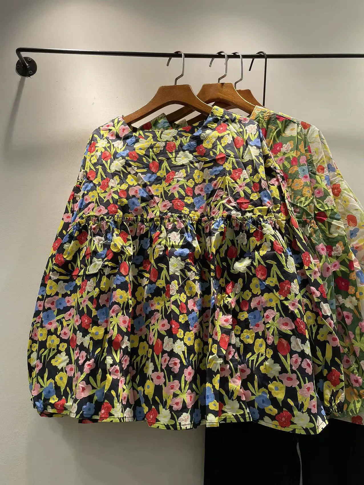 

Женские рубашки и блузки А-силуэта из чистого хлопка в японском стиле с цветочным принтом (бежевый, зеленый, синий) для весны 2026 года, длина 126 см, для отпуска и пляжа