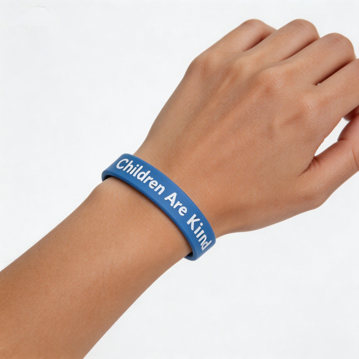 1 Stück blaues Silikonarmband „Kinder sind nett“ – Geschenk für Schüler, inspirierender Armreif – Detail 2