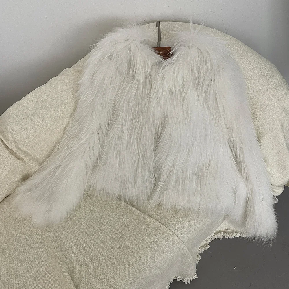 سترة جديدة لخريف وشتاء 2024 من فراء الراكون الطبيعي على الوجهين سترة سميكة منسوجة من الفرو للنساء سترة من الفرو الدافئ للتنقل اليومي