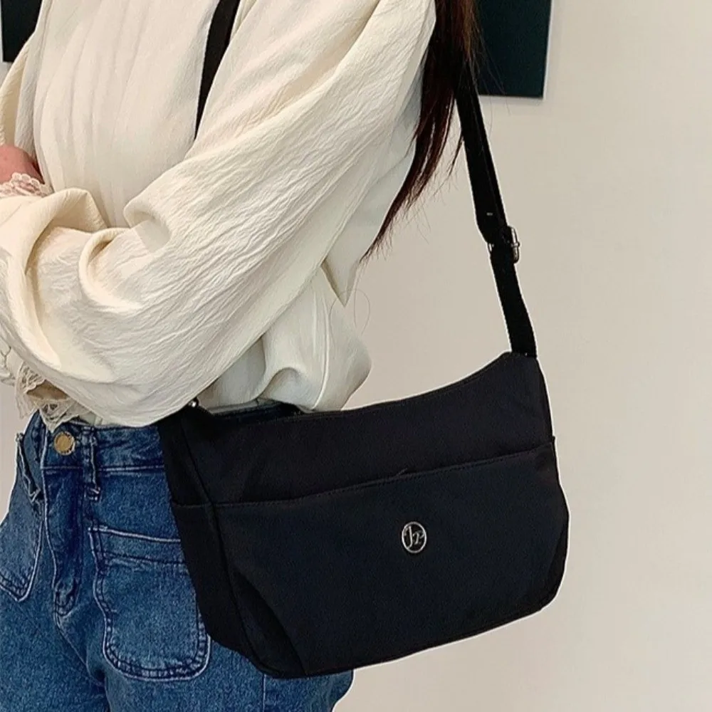 حقيبة كتف نسائية عصرية ذات سعة كبيرة بلون سادة حقيبة كروس من النايلون متعددة الاستخدامات للاستخدام في الهواء الطلق