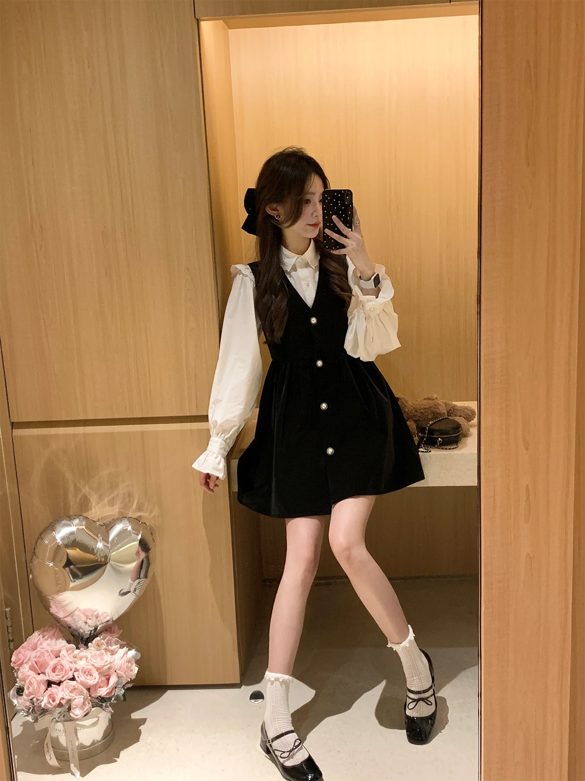 

Комплект из двух предметов: топ с жемчужными пуговицами и юбка с V-образным вырезом и завышенной талией, весна 2026, модная женская одежда Zhenzhen Home