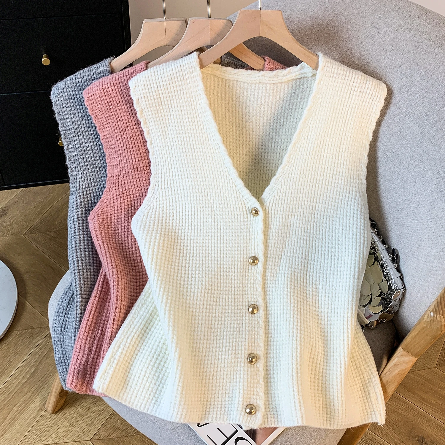 Nieuwe Collectie Slim Fit V-Ne Metalen Enkele Knop Svel Gebreide Vest Top Dunne Sle Faionable Dames Trui Bovenkleding