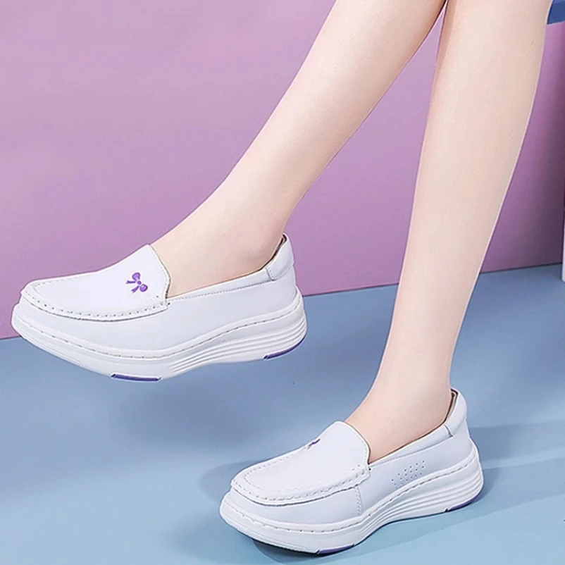 

2025 г., женские осенние туфли для медсестер, дышащая мягкая подошва, не уставшие ноги, четыре сезона, не смердящие ноги, медицинские маленькие белые туфли