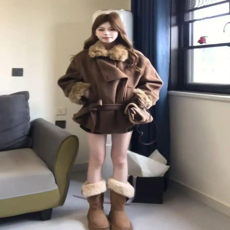 

Корейская версия, универсальное коричневое теплое шерстяное пальто для отдыха, женское зимнее новое маленькое элегантное пальто с поясом на талии, воротник из искусственного меха