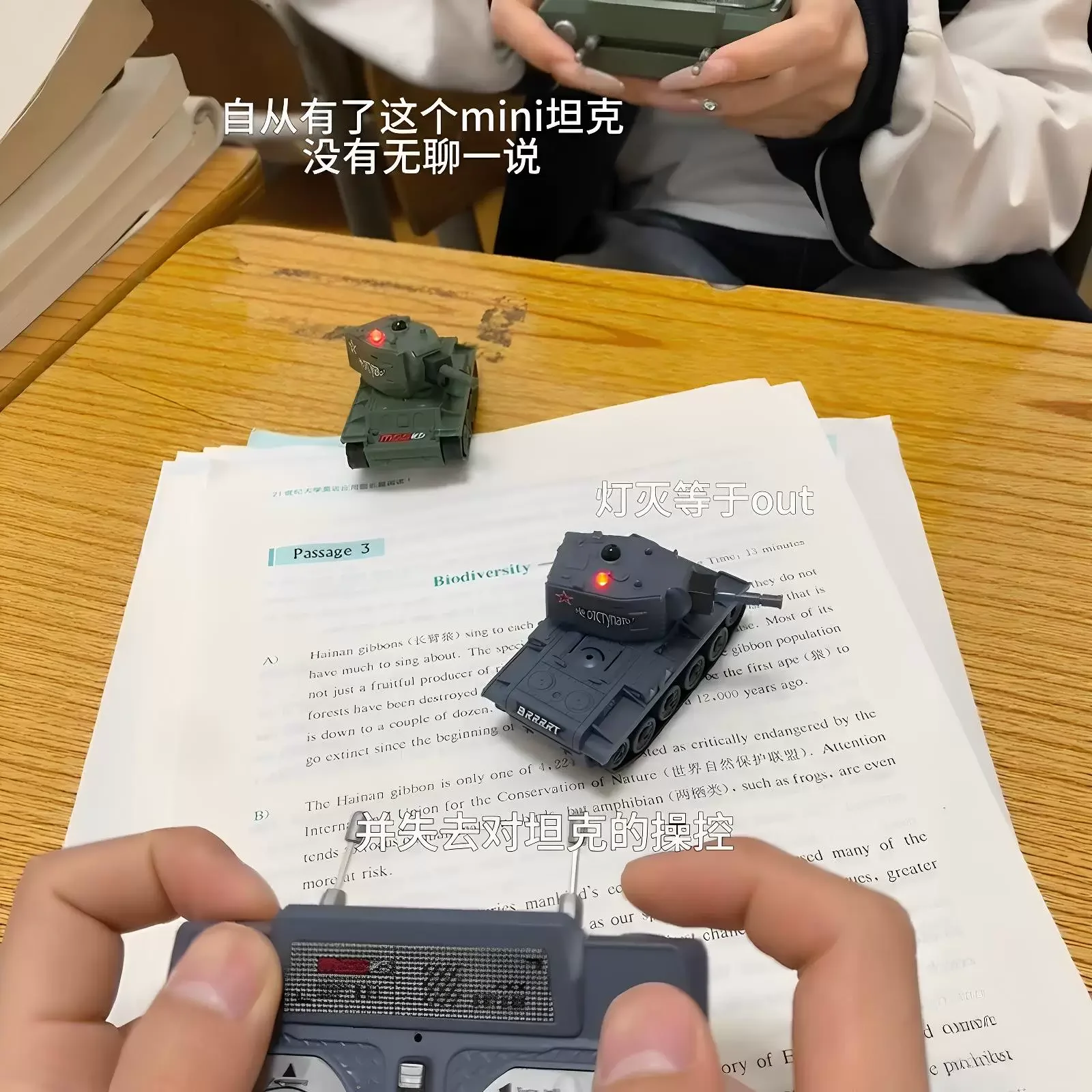 Desktop mini brinquedos de controle remoto tanque de controle remoto proporção completa tanque de batalha infravermelho batalha remoto interativo menino giftSu s