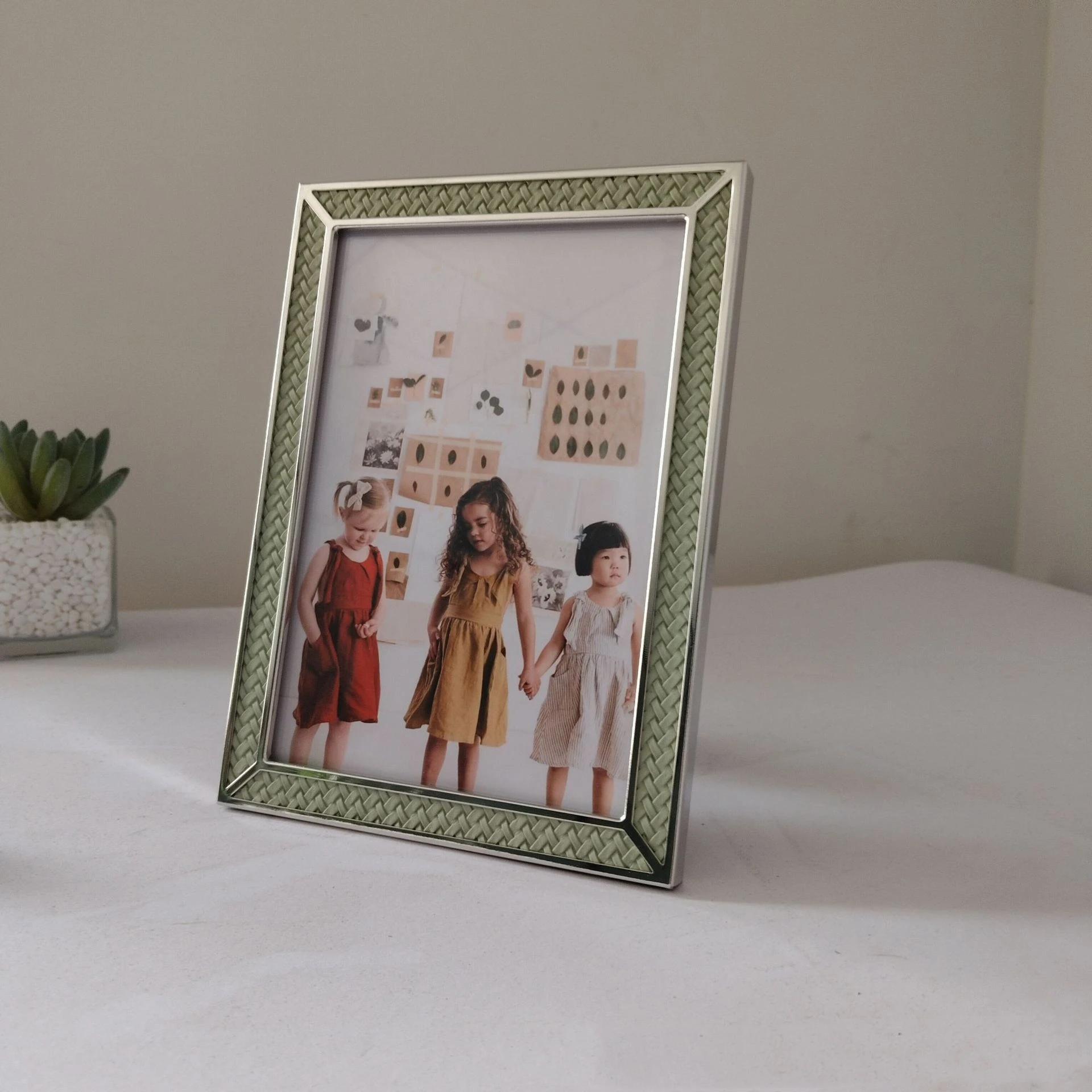 Modern And Fashionable Metal-inlaid Light Green Leather Photo Frame Display Stand