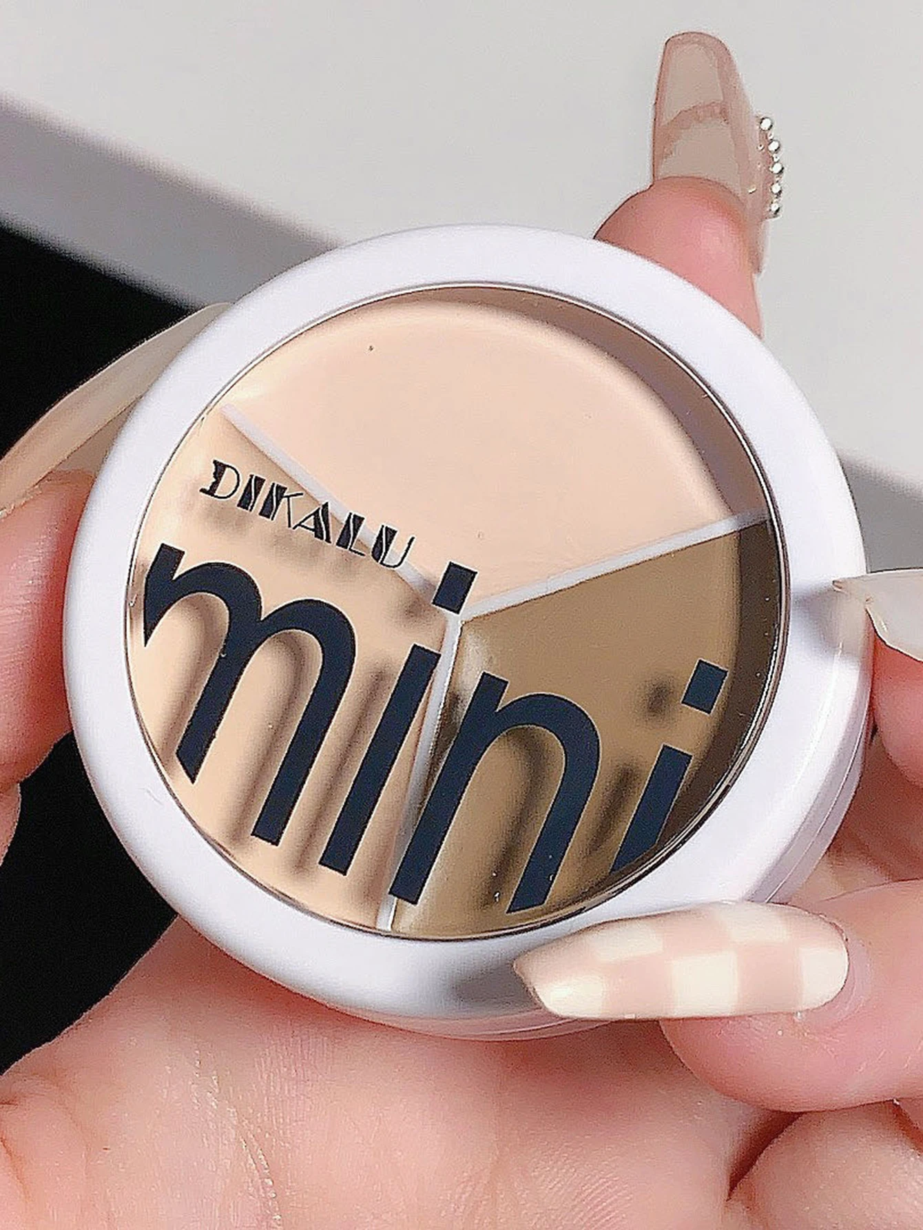 DIKALU Tri-Color Concealer hides dark circles, acne marks, tear furrows and invisible lines