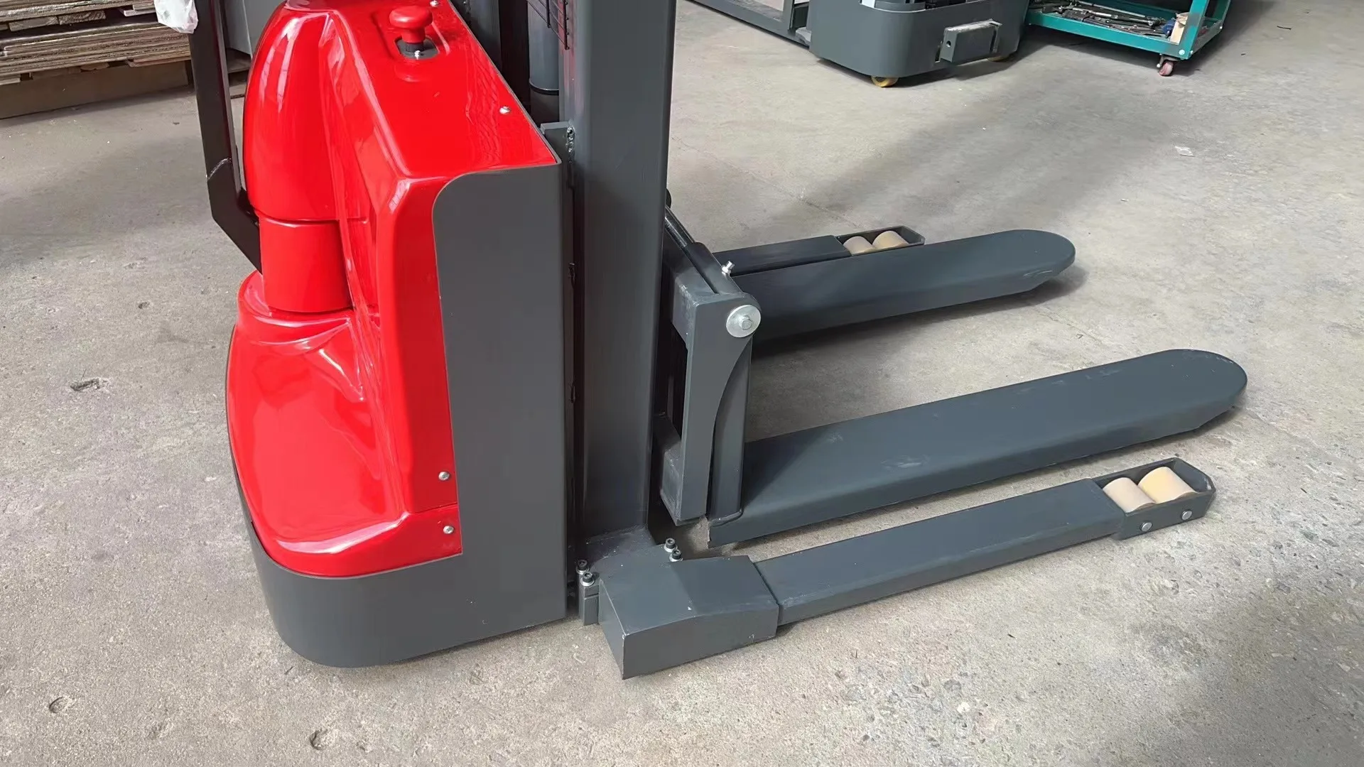 1.5-2TON Pallet Forklift Stacker with Widen Fork Legs Wide-leg Forklift with Straddle Legs Hand Hand Forklift Electric Walking