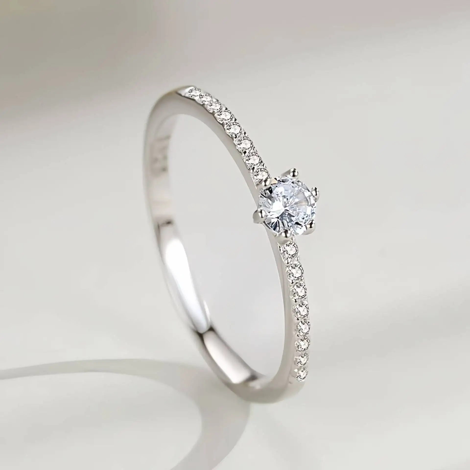 TY Echter 925er Sterlingsilber, schlichter funkelnder runder klarer Moissanit-Ring für Frauen, klassischer Luxus-Hochzeitsaccessoires-Schmuck – Detail 3