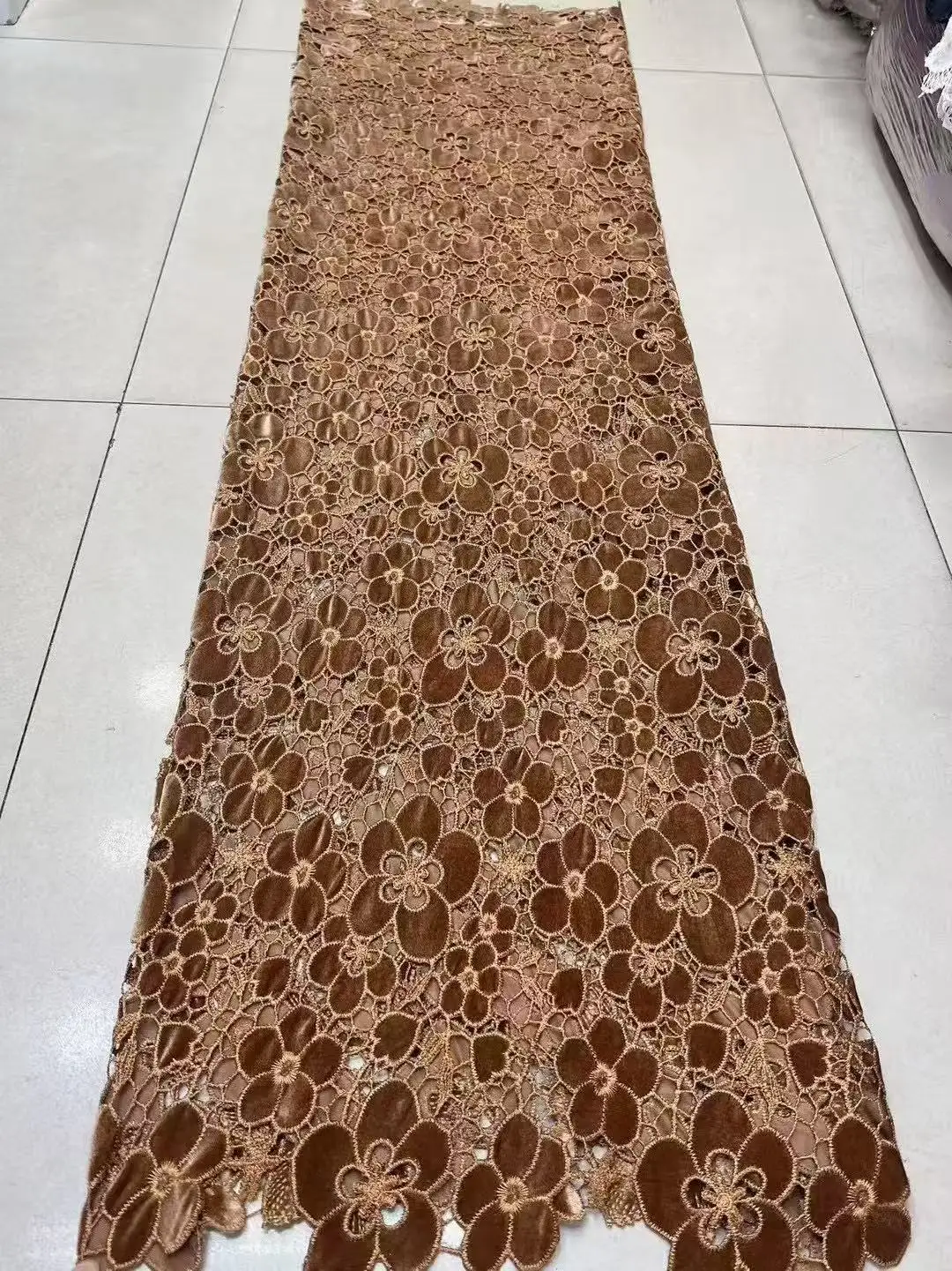 高級ストーン刺繍が施されたアフリカンベルベットレース生地、女性のパーティードレス縫製用の高品質ナイジェリアレース素材