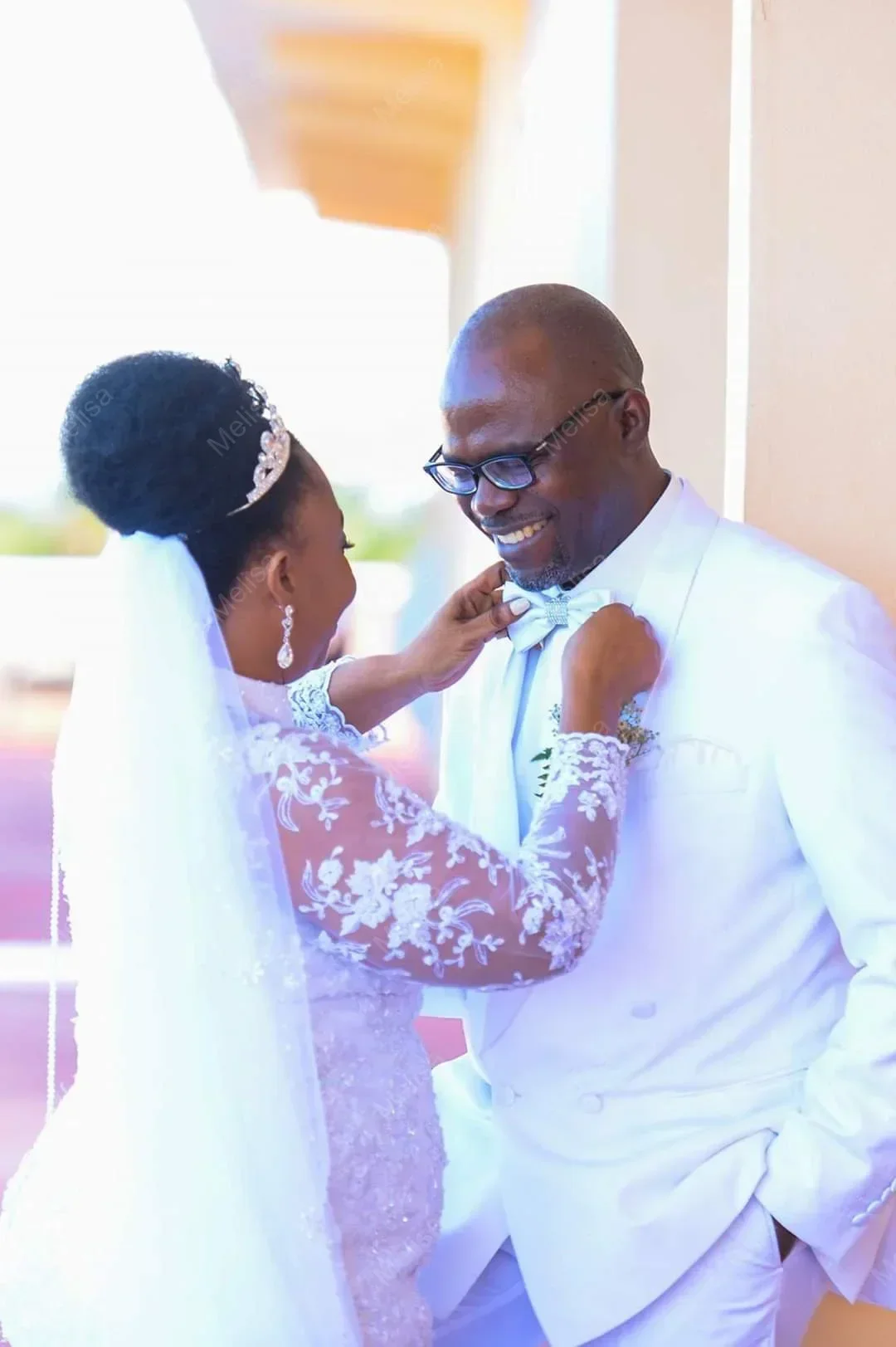 Maßgeschneidertes High Neck Long Sleeves Mermaid Black Girls Hochzeitskleid Vestidos De Noiva Sweep Train Lace Applikationen Brautkleid