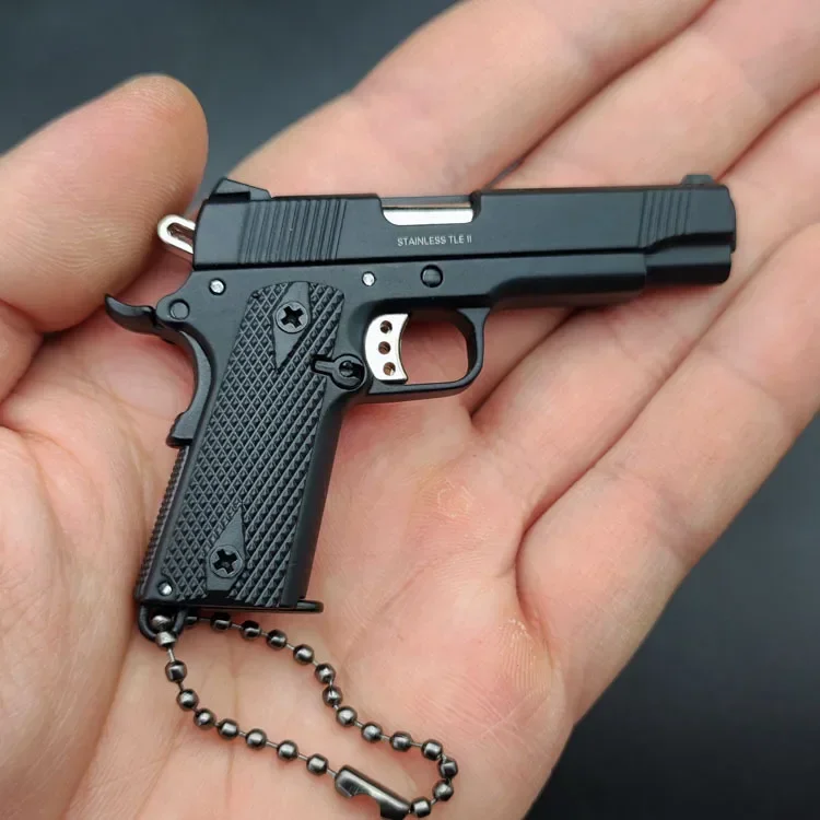 1 buah 1:3 KIMBER Mini hitam 1911 "Pistol mainan Model miniatur gantungan kunci cangkang logam paduan hadiah mainan (tidak bisa mengambil) (tanpa kotak)