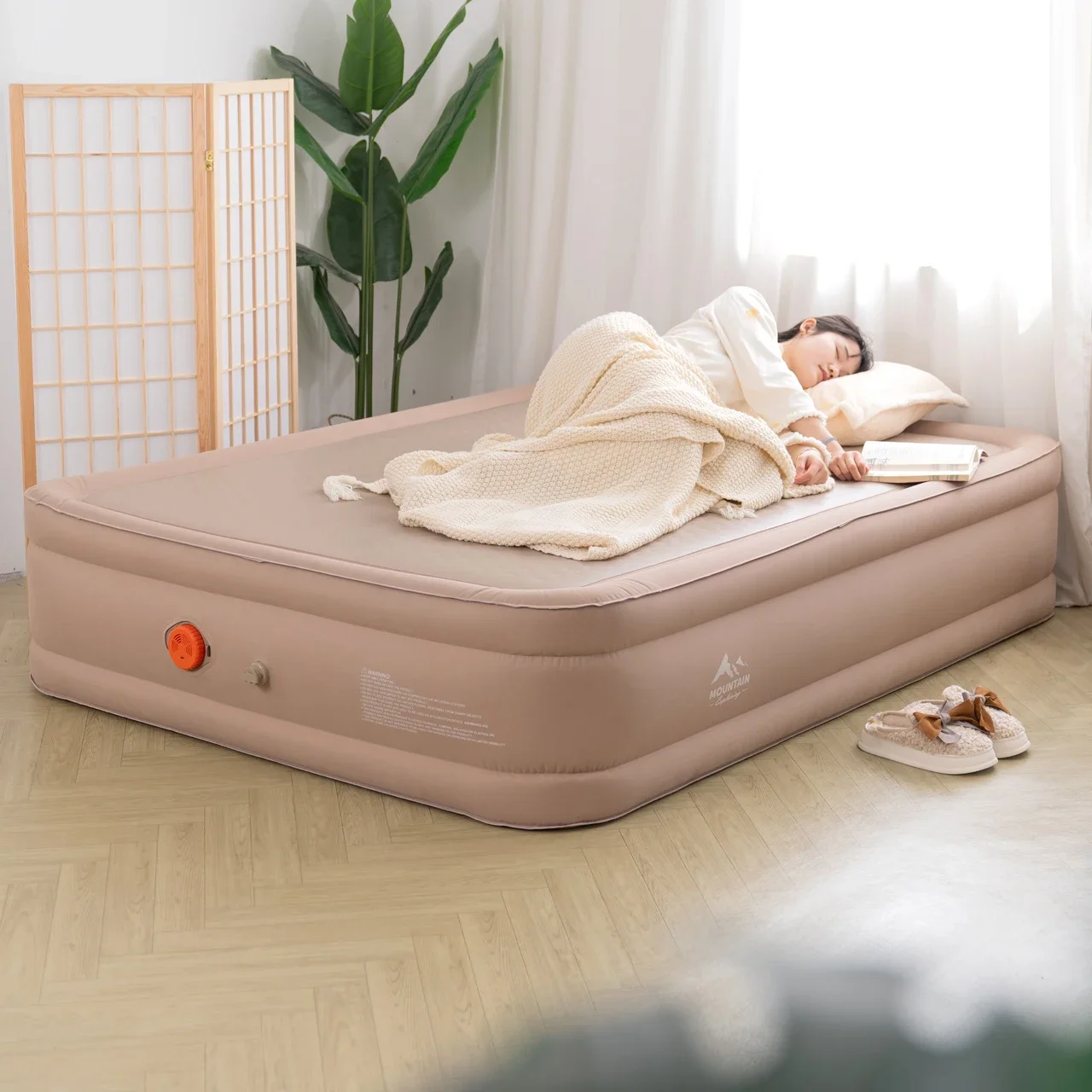 Materasso gonfiabile del produttore professionale Prevenzione del freddo e assorbimento dell'umidità Letto per dormire ad aria per l'uso di mobili della camera da letto