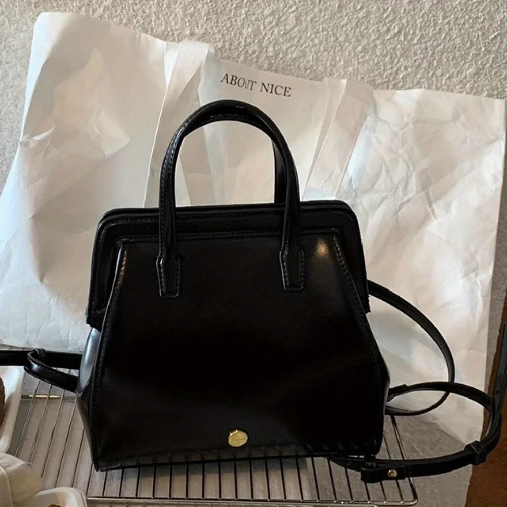

Pearl Rose Love Accessories Bag, Korean Style, Autumn and Winter New, Women's Retro Lightweight Backpack, Unique Retro Black