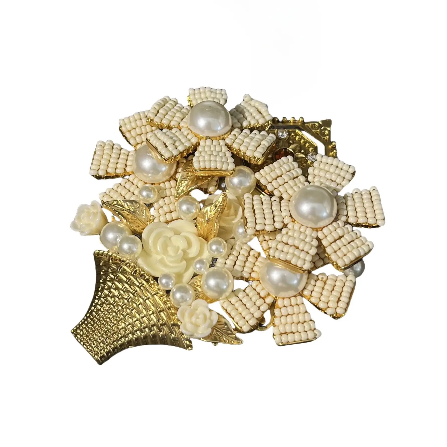 

French Elegant Inlaid Pearl Flower Basket Brooch Design Feeling Millet Beaded Three-dimensional Corsage Accessories