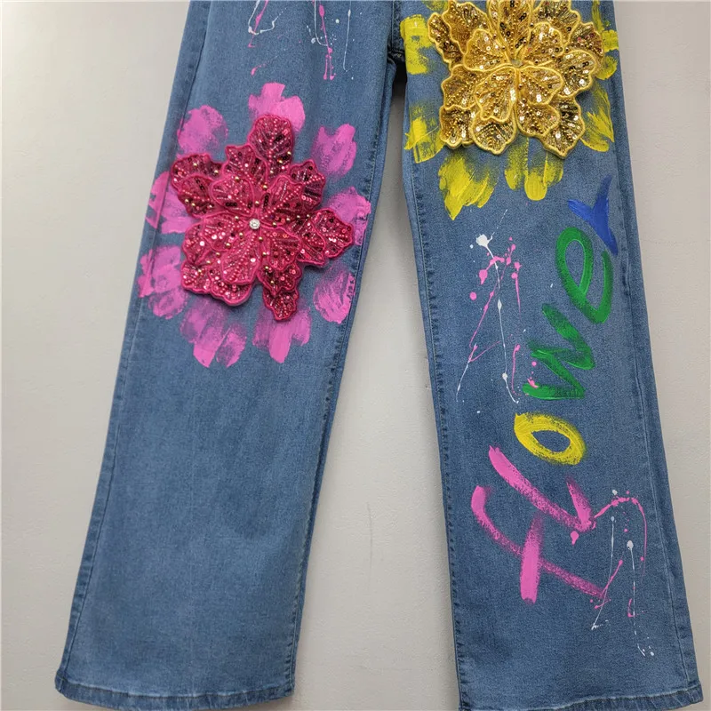 Handbemalte Graffiti-Persönlichkeit mit Pailletten und Blumen, lockere Jeans im Street-Style, lange Hosen, Denim-Hosen mit Sinn für europäisches Design