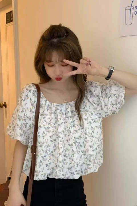 2025 夏の新しい甘くて優しい風露鎖骨花柄ルーズショート半袖シフォンシャツトップ女性のための