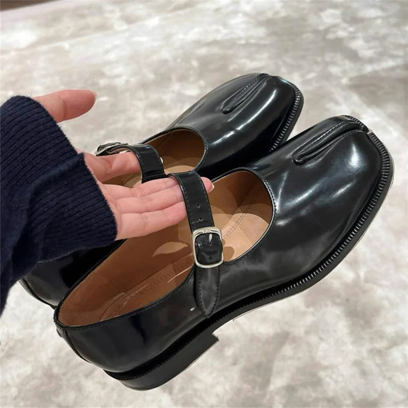 

Модные женские туфли с круглым носком и разделенным носком, женские туфли-лодочки на толстом квадратном каблуке с пряжкой, женские туфли-таби на мелком низком каблуке