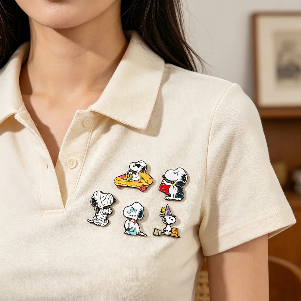 Cartoon Weiße Welpen-Hunde Emaillierte Broschen Niedliche Tier-Anstecknadeln Mode-Schmuck-Accessoires Geschenk für Freunde