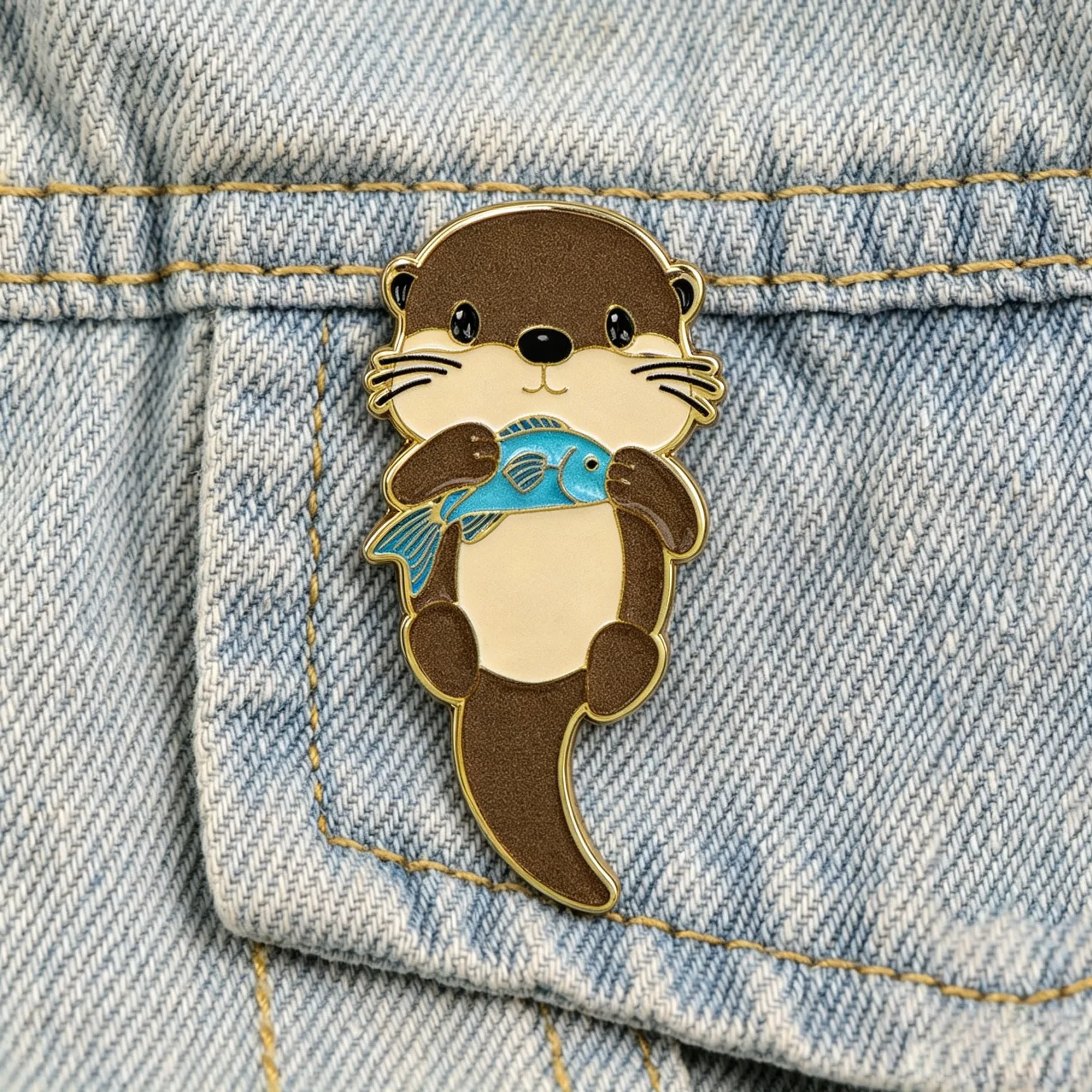 Pin de esmalte de nutria adorable, broche de animal de dibujos animados, pin de solapa de nutria marina kawaii con pez para mochila, jeans, bolso, regalo de joyería único