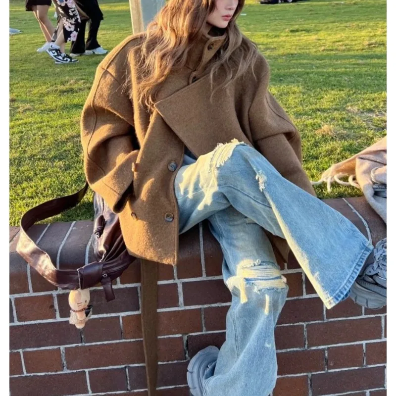 Cappotto di lana color caffè americano retrò di fascia alta Cappotto corto di lana a collo alto, nuovo stile per la primavera e l'inverno