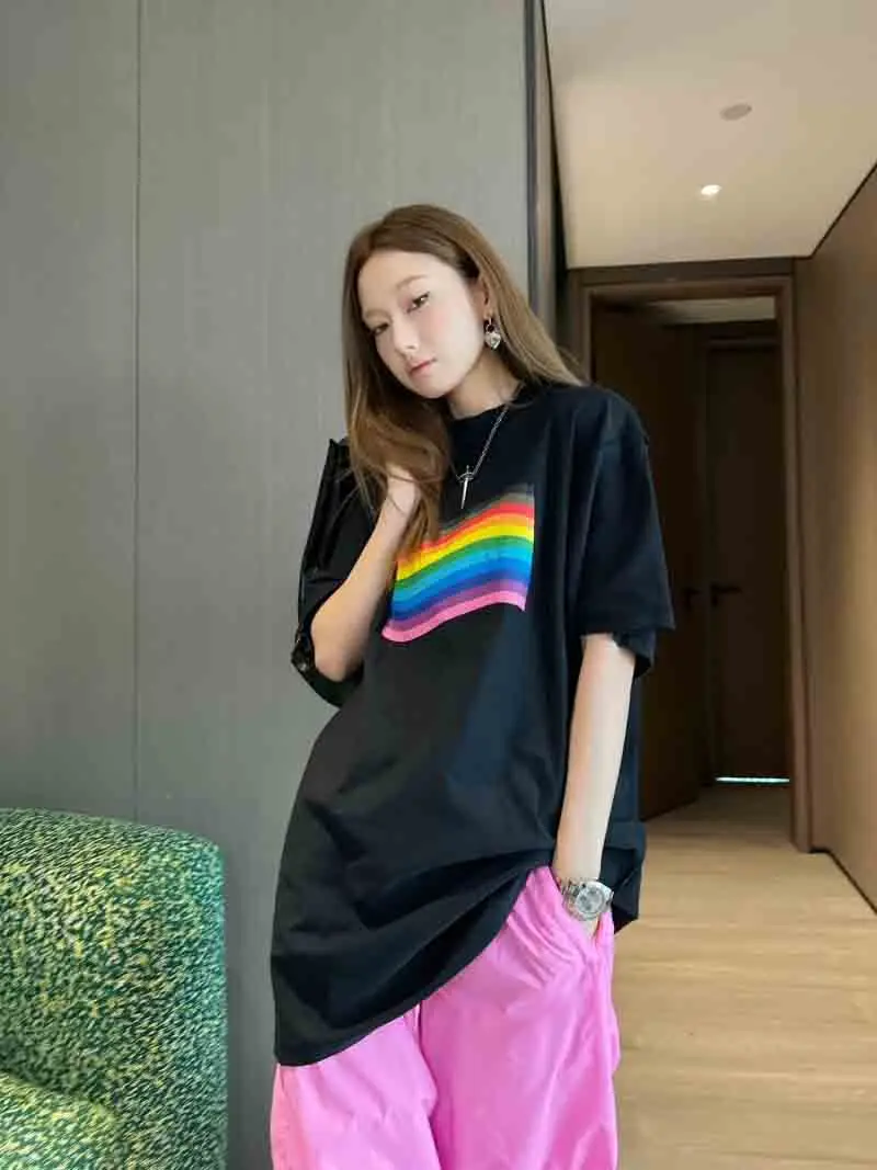 

Small and trendy women's T-shirt, fashionable, loose, casual, lazy style, rainbow stripes, distressed, short sleeved shirt