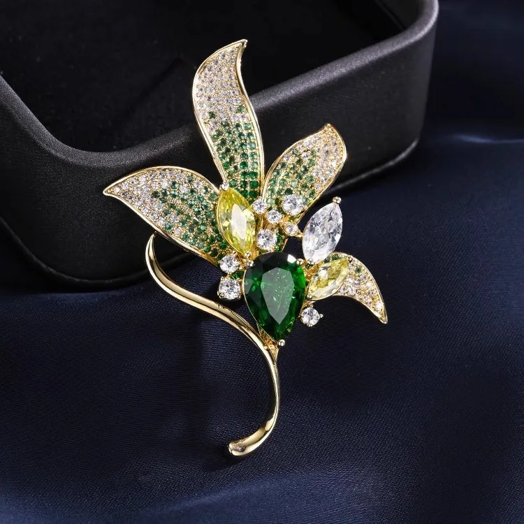 Broches de flor de magnolia de cristal de colores brillantes con diamantes de imitación para mujer, broche de pétalos de circonita de moda, regalo de joyería para fiesta o banquete