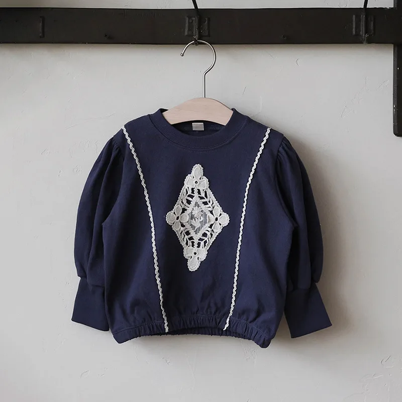 

Детский свитшот с длинными рукавами в корейском стиле для девочек с вышитым кружевом и вырезом, с круглым вырезом, свободный крой, осенняя мода