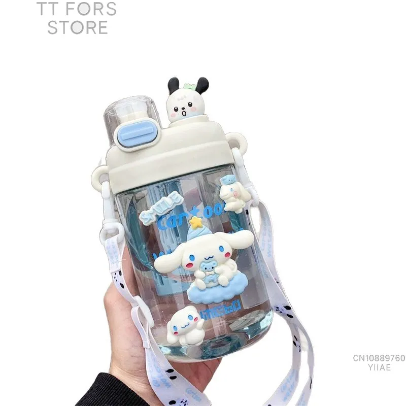 ขวดน้ำเด็กน่ารักลายคุโรมิ 660 มล. คุณภาพสูง ความจุเยอะ ทนความร้อนสูง ทำจากพลาสติก