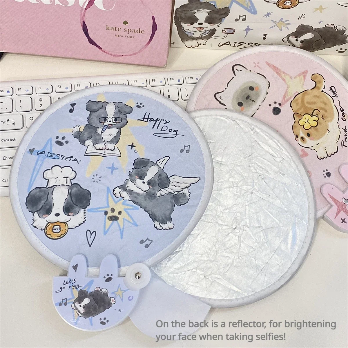 Leuke Cartoon Puppy Cat Twist Opvouwbare Ronde Fan met Opbergtasje Kawaii Kid Girl Mini Handheld Fan Selfie Reflector Achterkant