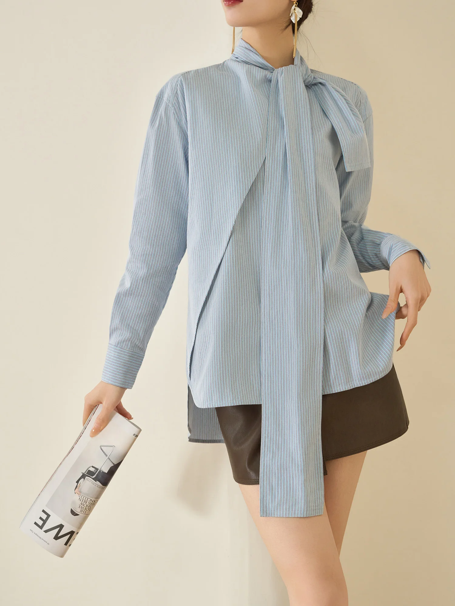 

Синяя полосатая женская блузка с длинным рукавом, свободного кроя, коллекция Весна 2026, дизайнерская, с чокером, 80% полиэстер, 20% прочие волокна, для повседневной носки.