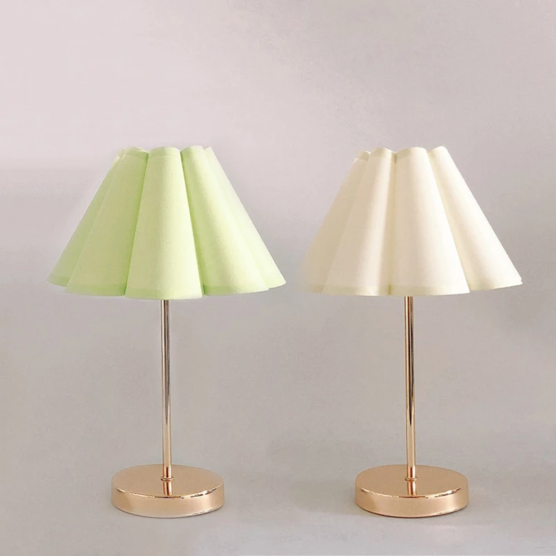 Simple Designs Gold Table Lamp with 3 Color lamp, White petal lampshade Round Bedside Desk lamps for Home Bedrooms decoration