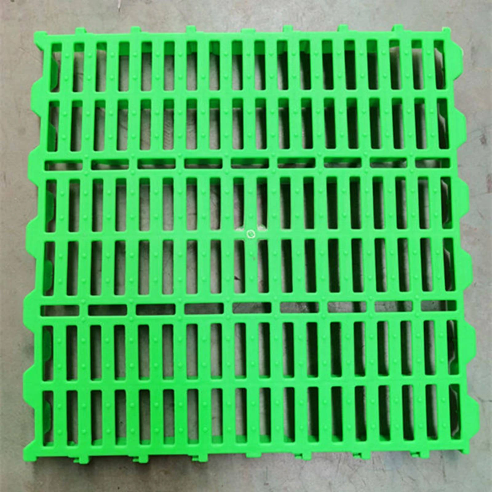 Plastic Slatted Sheep Floor Panel Reinforced Sheep Pen Slat Flooring Grid Slat Panel with Drainage Openings Sturdy for Farm Pens
